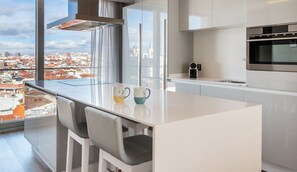 Exclusive Apartment, 2 Bedrooms | Dapur peribadi | Peti sejuk/penyejuk beku saiz penuh, ketuhar gelombang mikro, ketuhar 