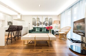 Leilighet – comfort, 1 soverom | Oppholdsrom | En 37-tommers Flatskjerm-TV med kabel-kanaler samt TV