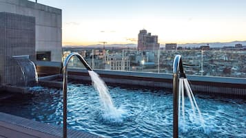 Una piscina al aire libre, sillones reclinables de piscina