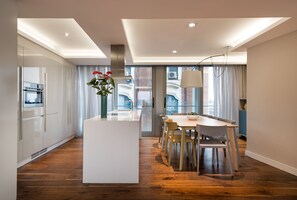 Dúplex City, 3 habitaciones, terraza, vistas a la ciudad | Cocina privada | Frigorífico grande, microondas, horno y placa de cocina