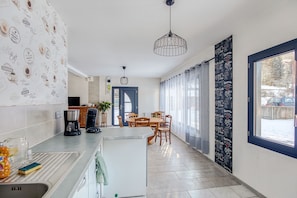 Kühlschrank, Mikrowelle, Ofen, Geschirrspüler