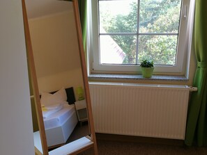 2 bedrooms, travel cot, free WiFi, bed sheets