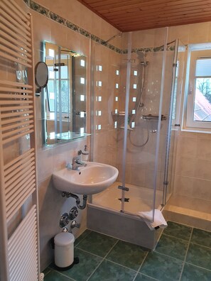 Baignoire, sèche-cheveux, serviettes fournies, papier toilette