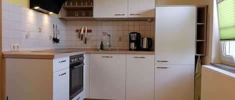 Frigorifero, forno, piano cottura, lavastoviglie