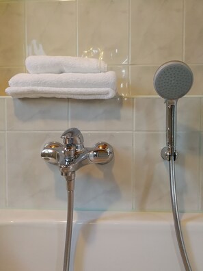 Badewanne, Haartrockner, Handtücher, Toilettenpapier
