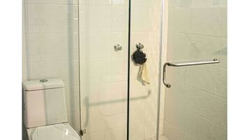 Douche, sĂšche-cheveux, serviettes fournies, savon