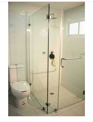 Douche, sèche-cheveux, serviettes fournies, savon