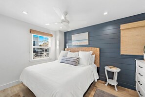 3 bedrooms, desk, iron/ironing board, travel cot - Charming Beach Bungalow (Newport Beach)