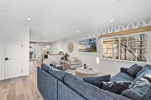 Smart TV, offices - Charming Beach Bungalow (Newport Beach)