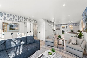 Smart TV, offices - Charming Beach Bungalow (Newport Beach)