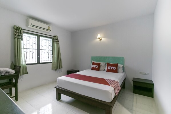 Escritorio, wifi gratis y ropa de cama