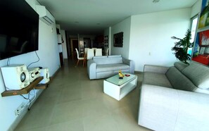 Basic-Apartment | Wohnzimmer | 32-Zoll-Flachbildfernseher mit Kabelempfang, Fernseher, Fußbodenheizung