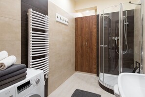 Familieleilighet, 4 soverom | Bad | Dusj, toalettartikler (inkludert), hårføner og bidé