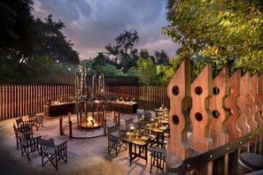 Serviço de almoço e jantar, restaurante ao ar livre 