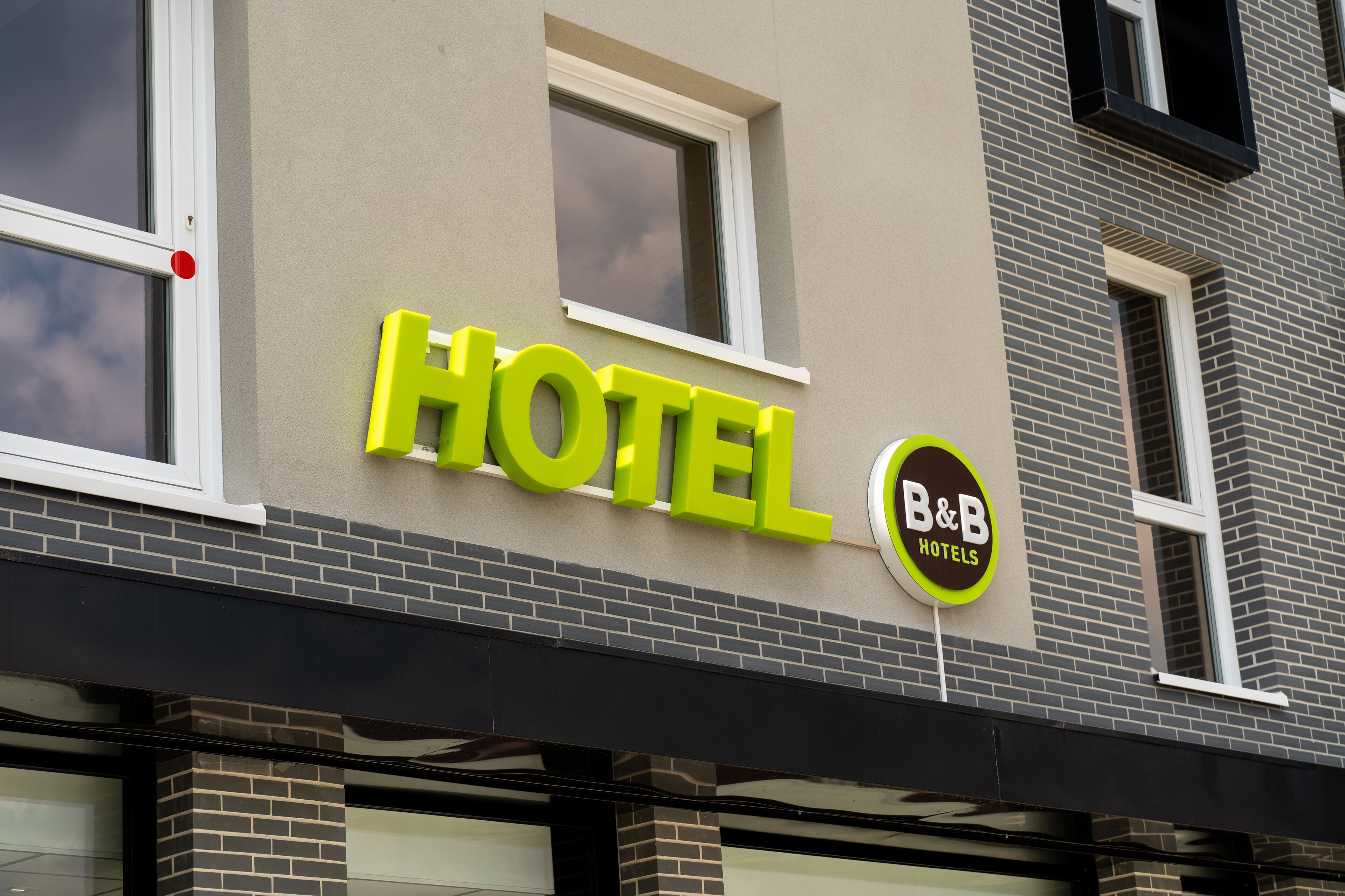 A hotel sign with "HOTEL" in large letters and a B&B logo.