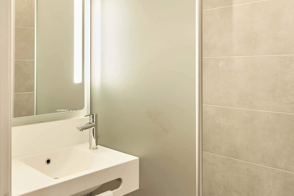 shower, towels, soap, shampoo