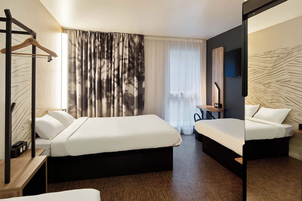 quadruple room | desk, free wifi, bed sheets