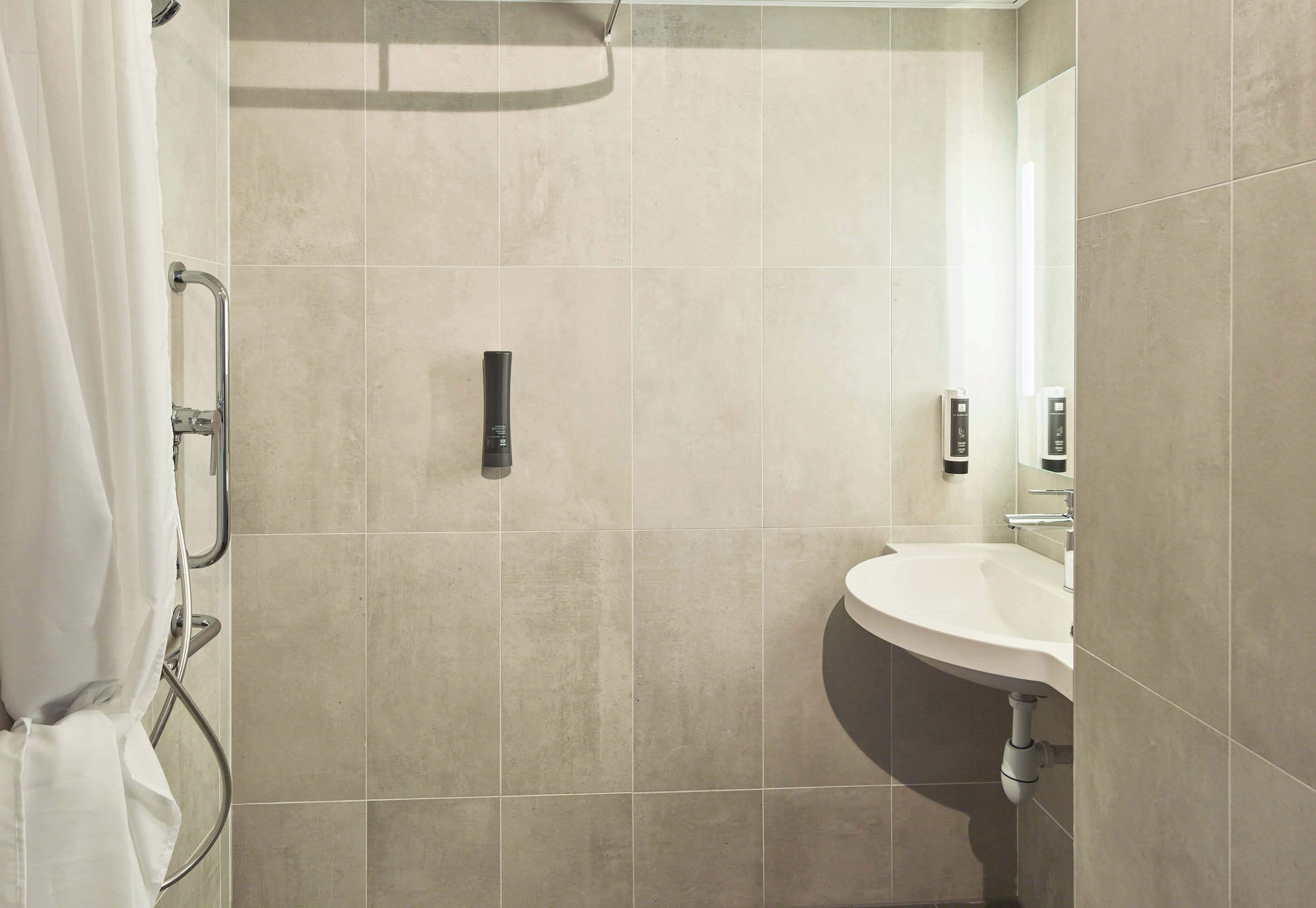 double room, mobility accessible, non smoking | bathroom | shower, towels, soap, shampoo