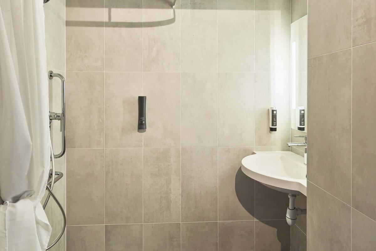 double room, mobility accessible, non smoking | bathroom | shower, towels, soap, shampoo
