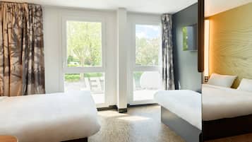 Habitación cuádruple | Escritorio, wifi gratis y ropa de cama