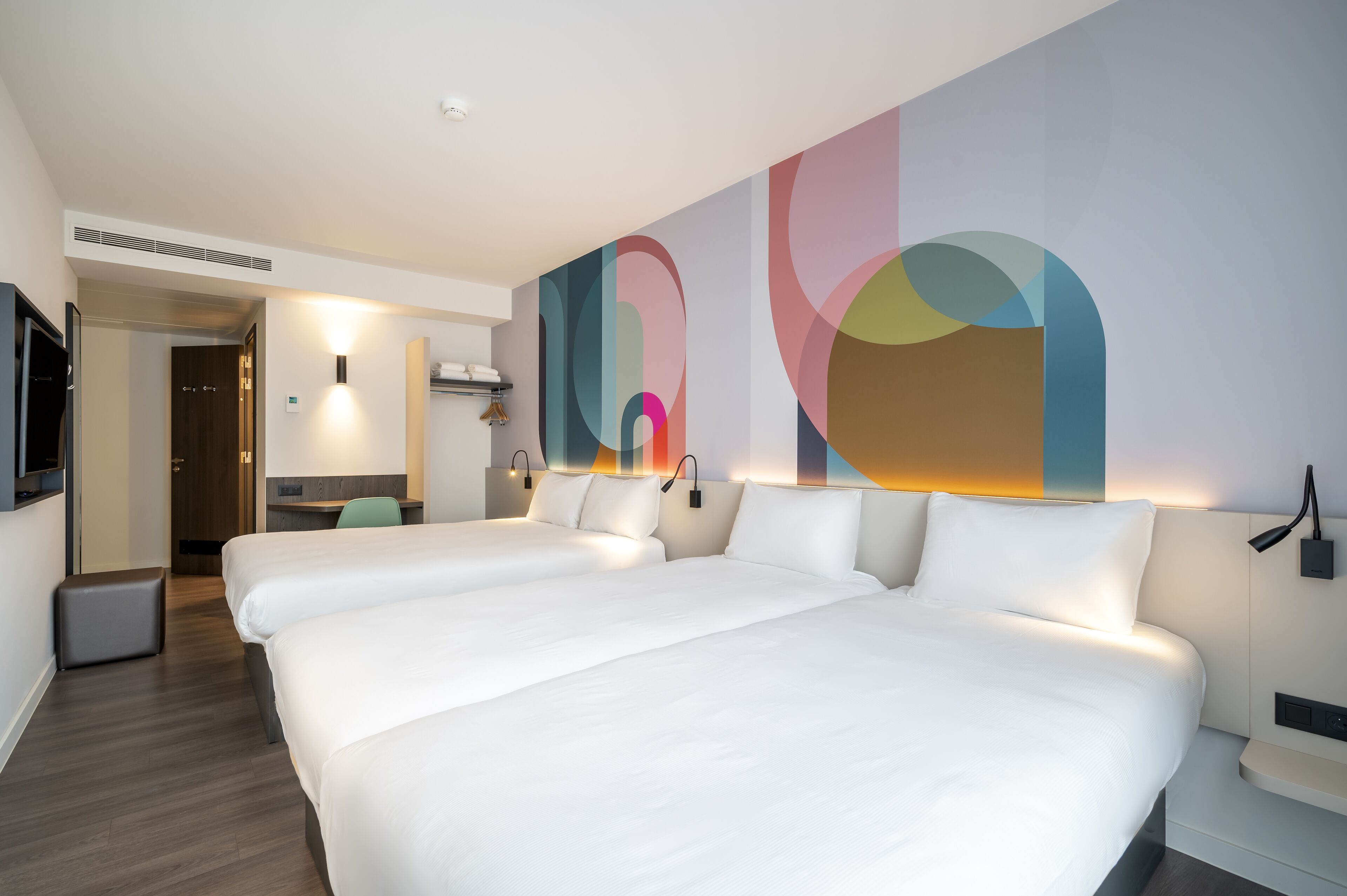 quadruple room | desk, soundproofing, free wifi, bed sheets