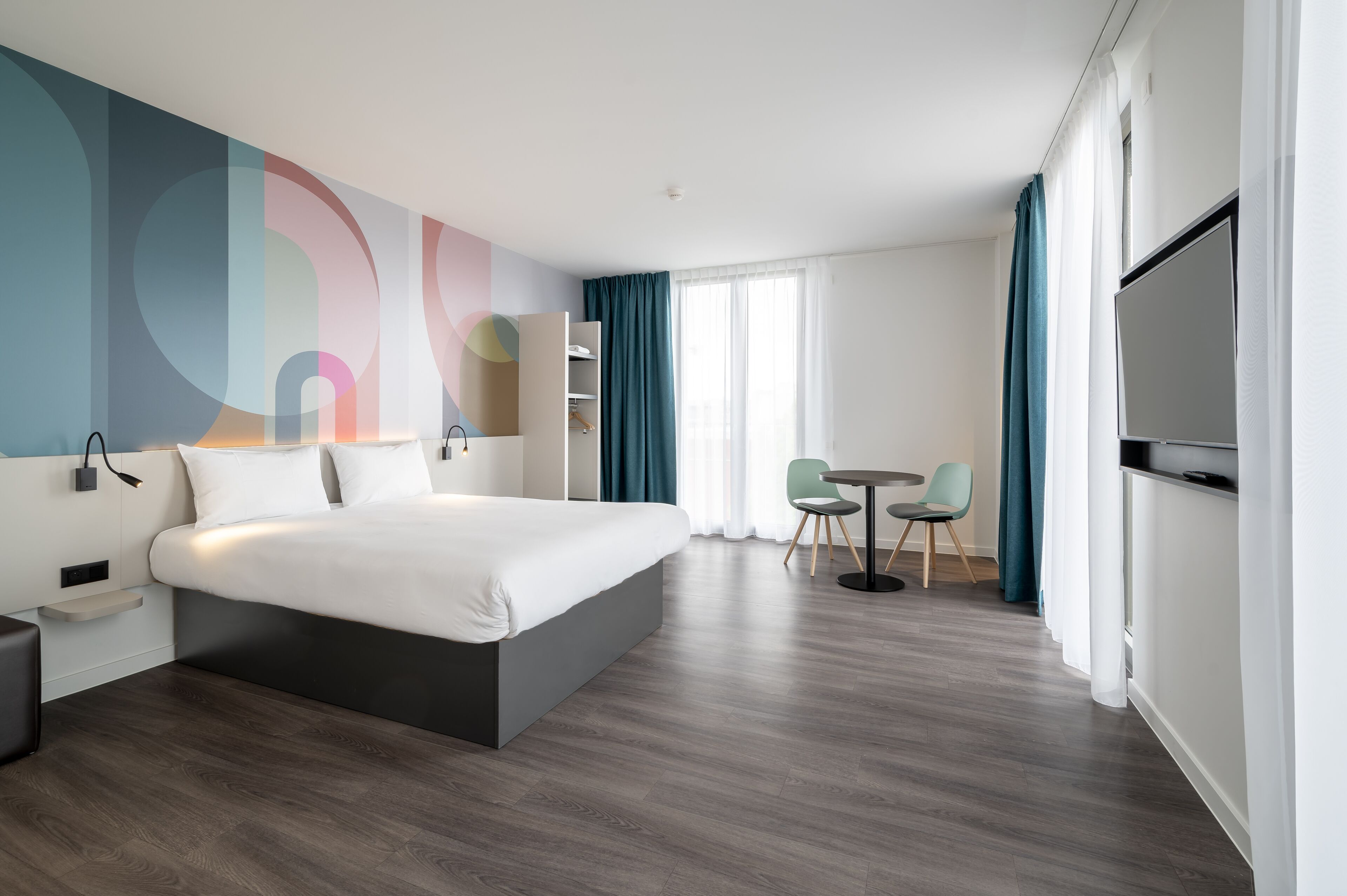 desk, soundproofing, free wifi, bed sheets