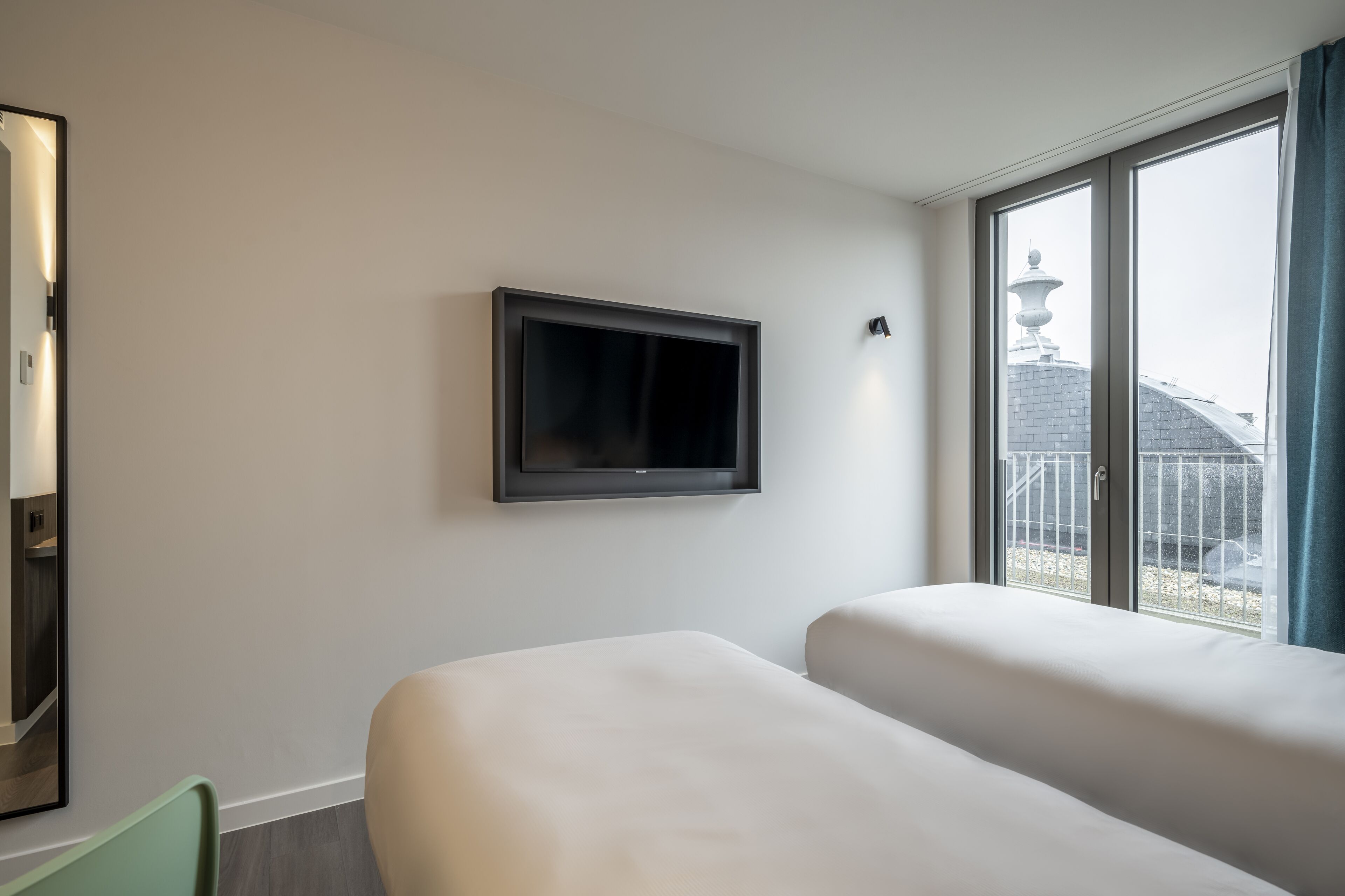 twin room | desk, soundproofing, free wifi, bed sheets