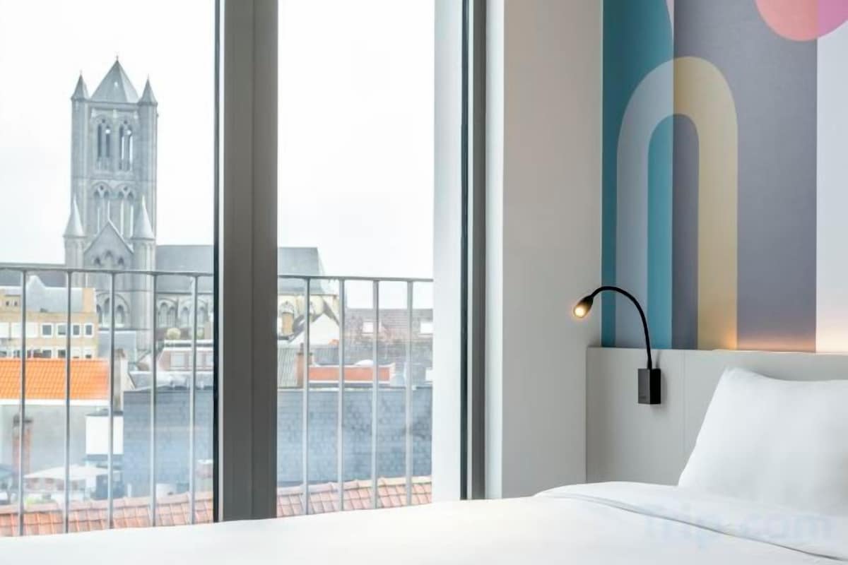 Escrivaninha, quartos à prova de som, Wi-Fi de cortesia, roupa de cama