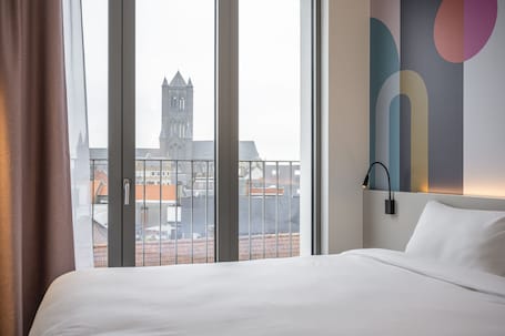 Escritorio, sistema de insonorización, wifi gratis y ropa de cama