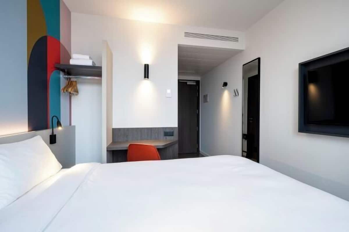 Desk, soundproofing, free WiFi, bed sheets