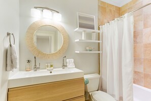 Combined shower/bathtub, hair dryer, towels - Chic Townhome One Block From Forsyth w/ Large Garage by Lucky Savannah (Savannah)