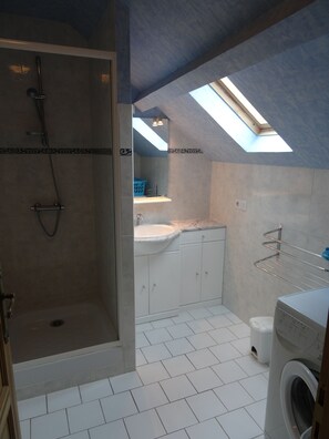 Een douche, een haardroger, handdoeken