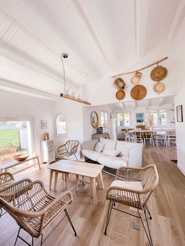 TV, fireplace, stereo