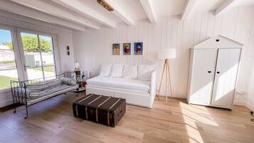 5 chambres, bureau, fer et planche Ă  repasser, lit parapluie