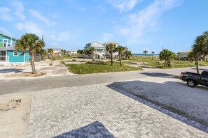 Zona residencial con casas, un sendero pavimentado y un camión estacionado.