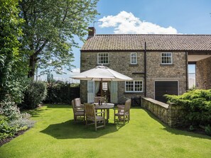 Outdoor dining - 3 bedroom accommodation in Pickering (Pickering)