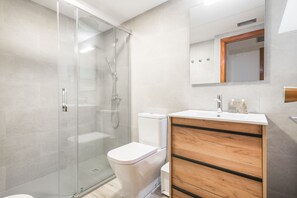 Badekar, hårføner og håndklær