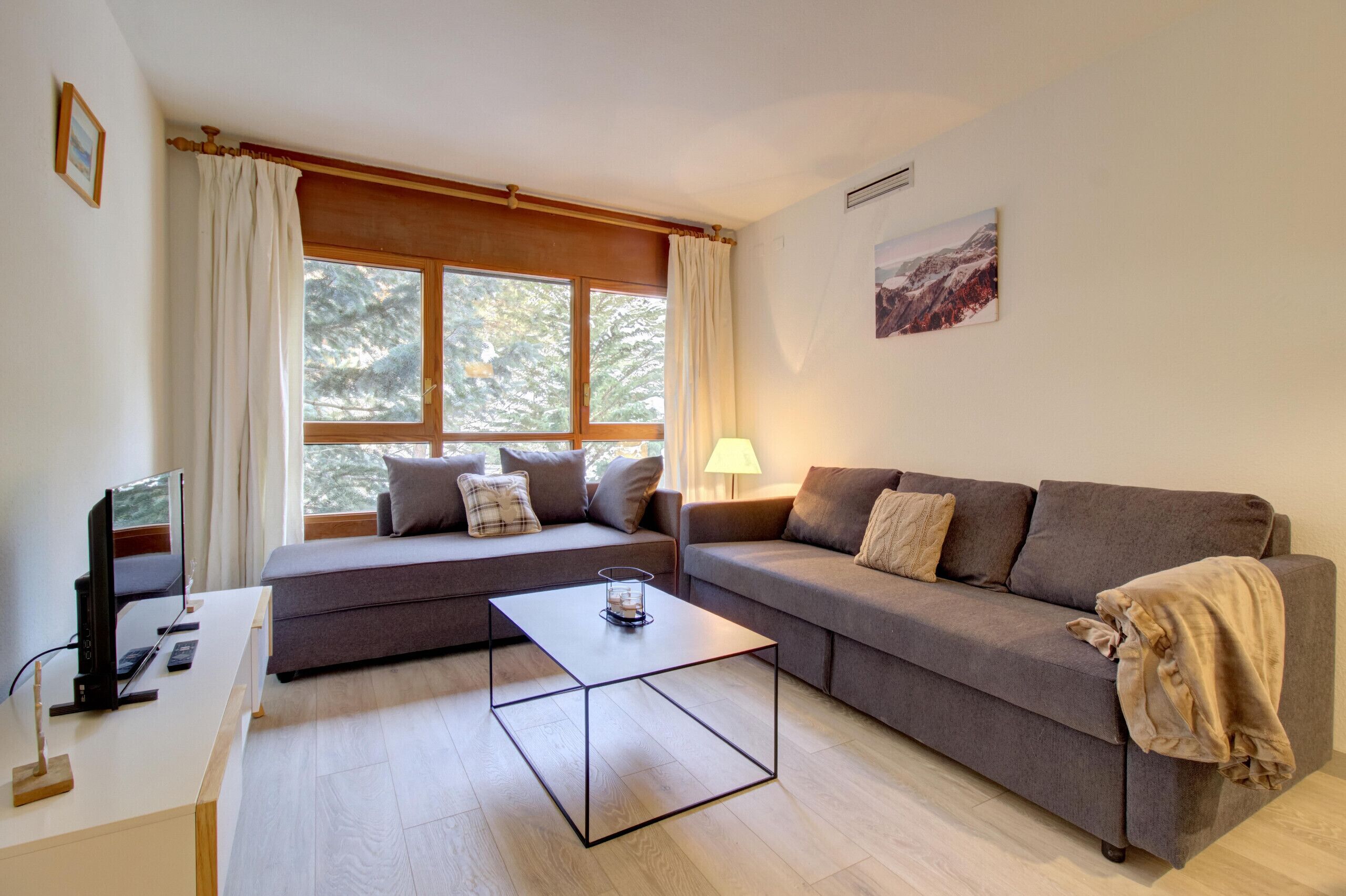 Eth Turcalh est un appartement rénové pour 5 personnes dans le centre de Baqueira. Il dispose de 1 chambre, 1 salle de bains et deux canapés-lits.