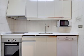 Kühlschrank, Mikrowelle, Ofen, Geschirrspüler