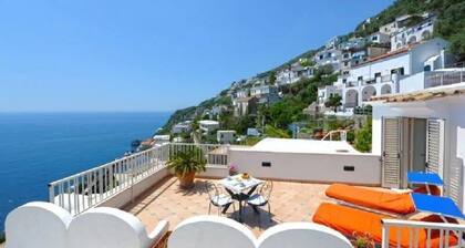 Casa San Tommaso studio flat with breathtaking sea view terrace.