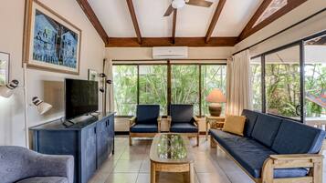 Télévision, baby-foot, table de tennis de table