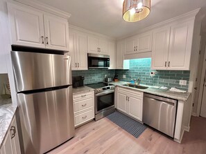 Fridge, microwave, stovetop, dishwasher - New Listing Updated Luxury Condo Ocean Views Bikes & Beach Gear included (Hilton Head Island)