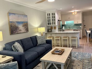 TV - New Listing Updated Luxury Condo Ocean Views Bikes & Beach Gear included (Hilton Head Island)