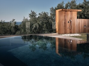 Utomhuspool och uppvärmd pool