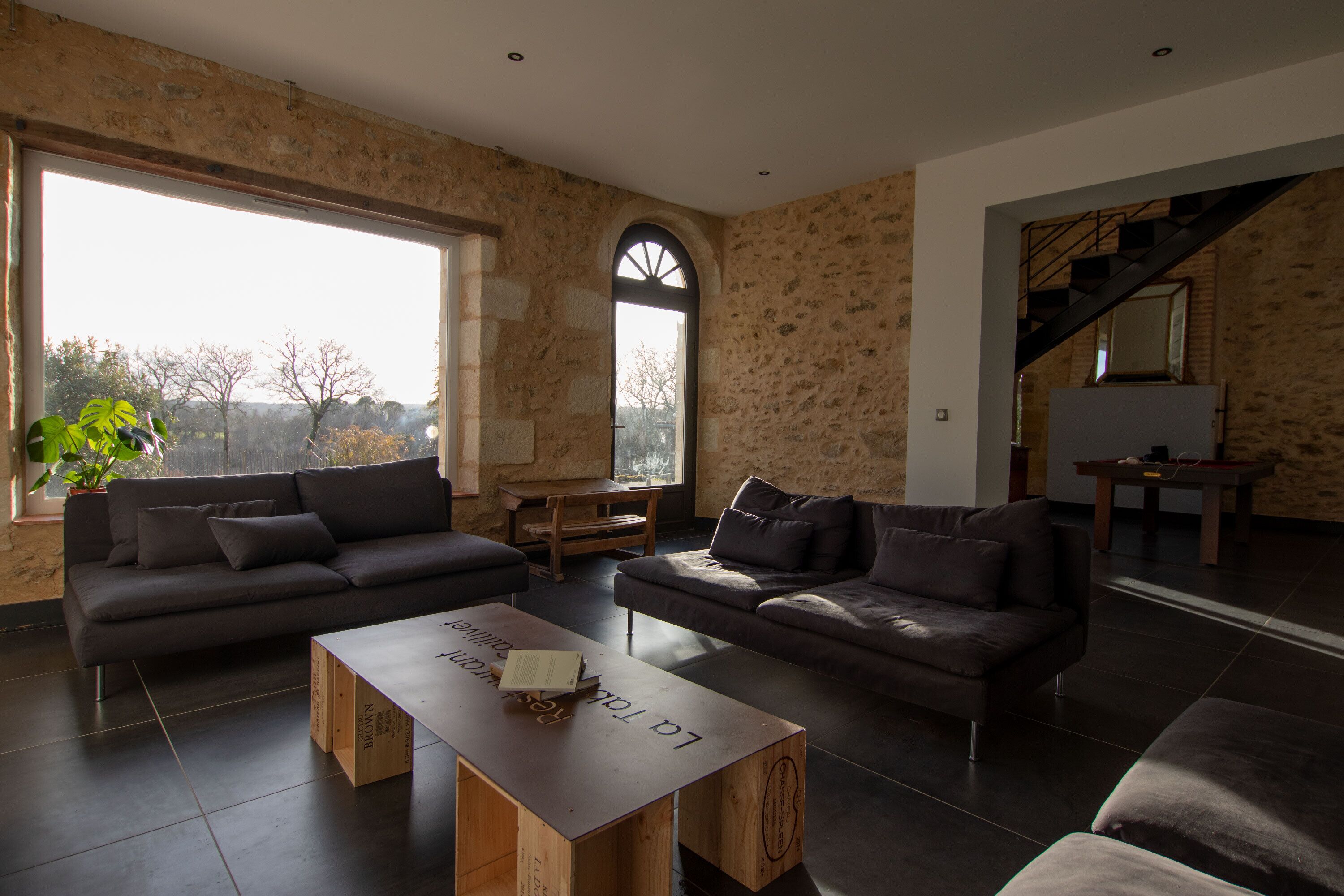 Smart-TV, Kamin, Stereoanlage