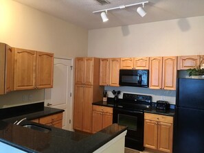 Eget kök | Kylskåp, mikrovågsugn, spishäll och diskmaskin