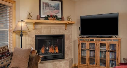 Dog Friendly-5 min walk to downtown #3169