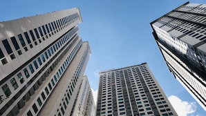 A high-rise building with multiple floors and a clear sky in the background. - Cala Bayview Muong Thanh (Bac Nha Trang)