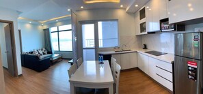 Departamento de lujo, 2 habitaciones, vista al mar | Cocina privada | Refrigerador, microondas, parrilla de estufa y utensilios de cocina