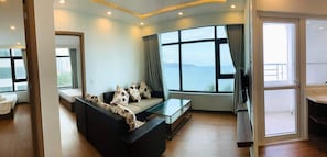 Luksusleilighet, 2 soverom, sjøutsikt | Oppholdsområde | En 40-tommers LCD-TV med kabel-kanaler samt TV